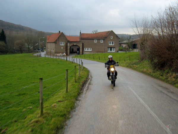 Sylvia op de Tricker, druilerig weer, Limburgse boerderij op de achtergrond