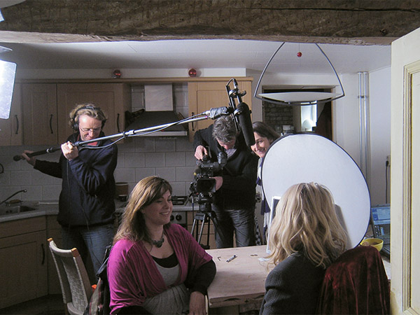 Sylvia en presentatrice in de keuken met camera en geluid