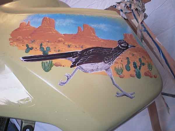 A Roadrunner painted on the tank of a Kalahari-yellow R1100GS