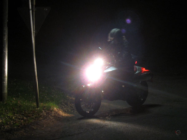 The headlight, in the dark, of the Derbi Mulhacen