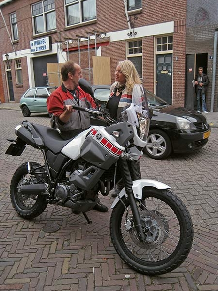 Yamaha Tenere XT660Z, monteur die van alles uitlegt, en de nieuwe eigenaresse