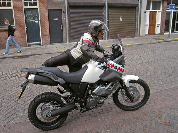 Sylvia probeert op te stappen op de Yamaha Tenere