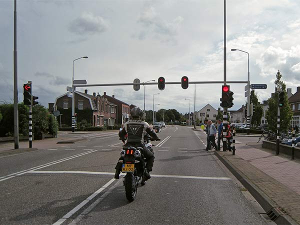 Sylvia op de Tenere, met linkerbeen in de lucht hangend