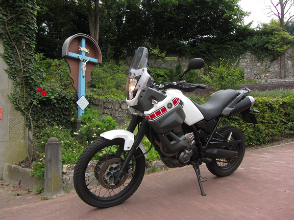 Yamaha Tenere naast kruis