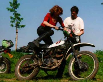 Sylvia kickstarting the XT500, Ernst standing next to it