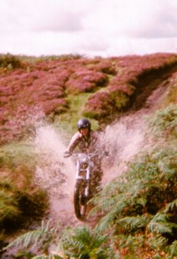 Yamaha XT500 slpashing through water