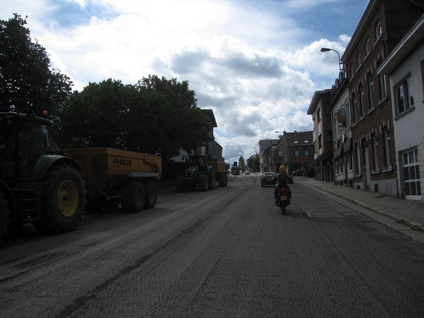 Tenere rijdt op afgeschraapte weg