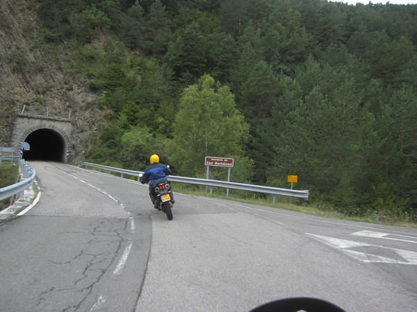 Tenere voor ingang van tunnel