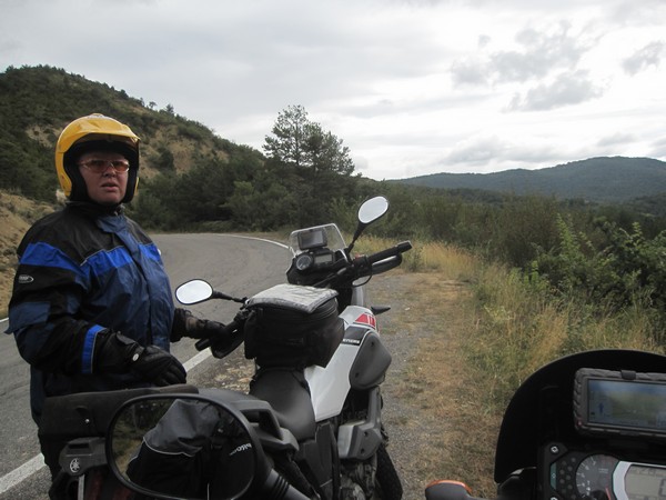 Sylvia staat naast motor