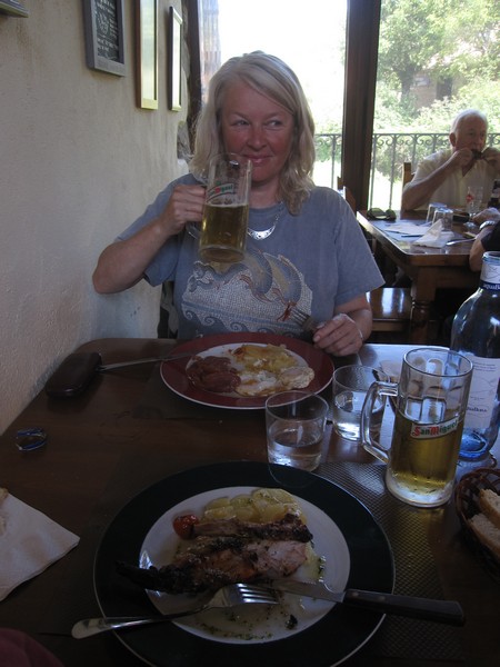 Sylvia aan tafel met eten