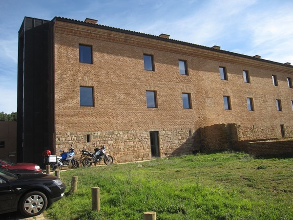 Honingkleurig, lang gebouw met ramen