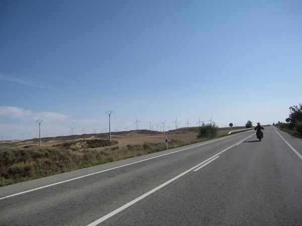 Windmolens en lange rechte weg