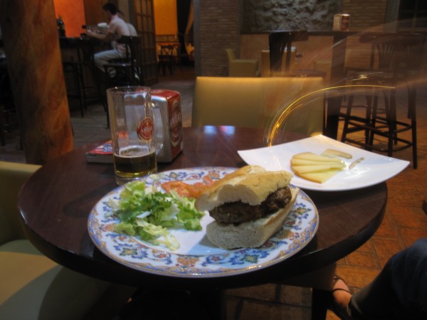 Bord met hamburger