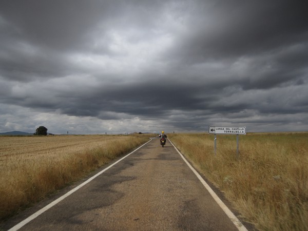 Tenere, donkere wolken, rechte weg