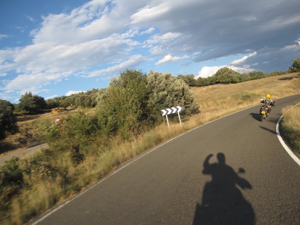 Schaduw van Ernst die op de motor fotografeert