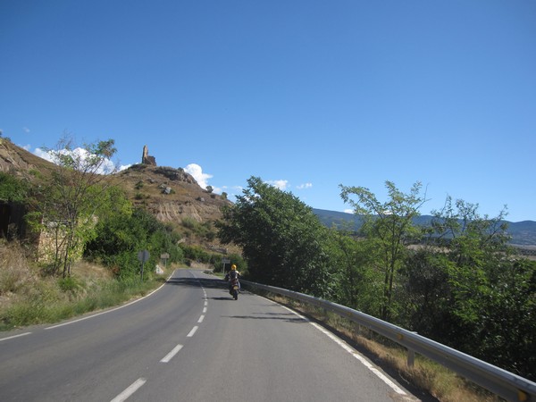 Tenere, ruine van kerk op heuvel