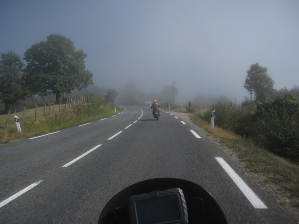 Tenere rijdt de mist binnen