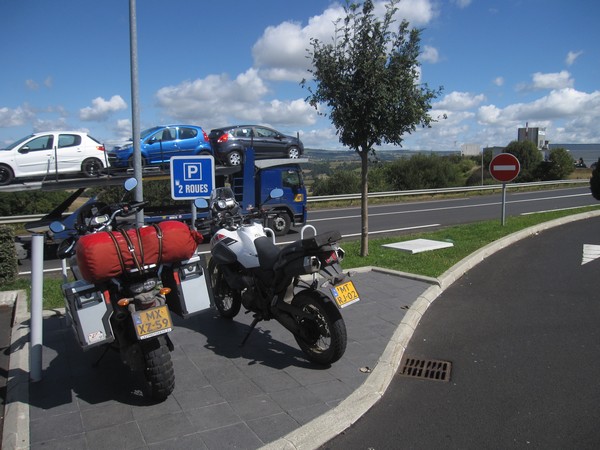 Tenere en SuperTenere op parkeerplaats voor tweewielers