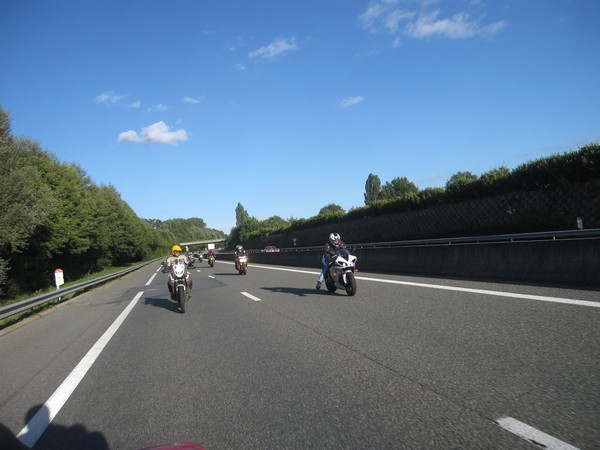 Tenere wordt ingehaald door motorrijders