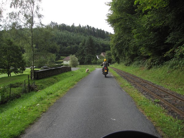 Tenere op smal weggetje