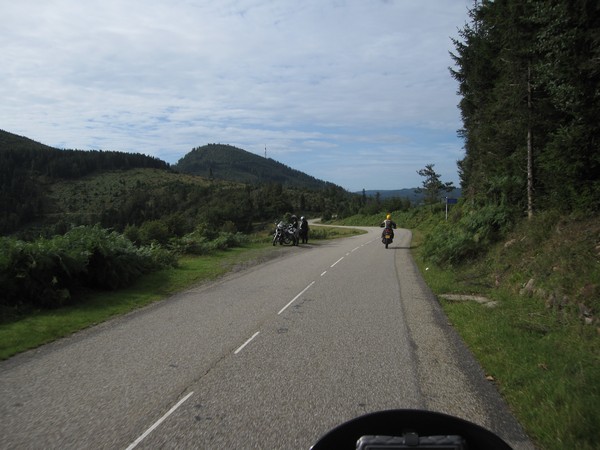 Tenere en twee motorrijders aan de kant