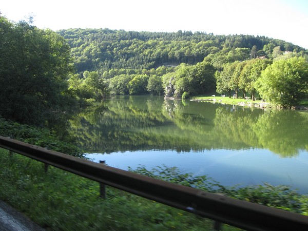 Water met bomen er langs