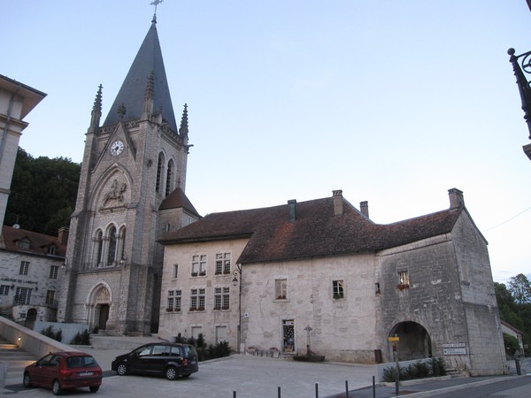 Kerk van klooster met hotel