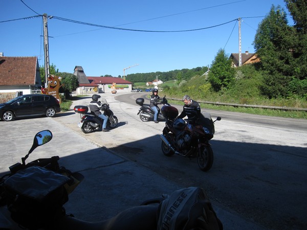 Twee scooterrijders en een motor