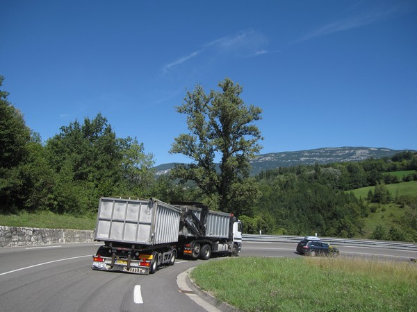 Vrachtwagen in de bocht