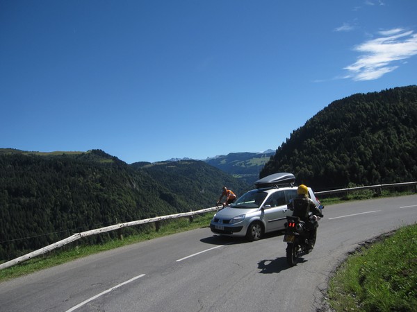 Fietser, auto en Tenere