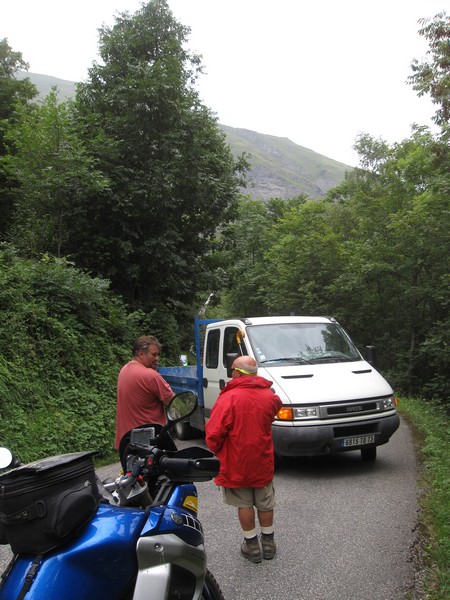 Auto dwars op de weg