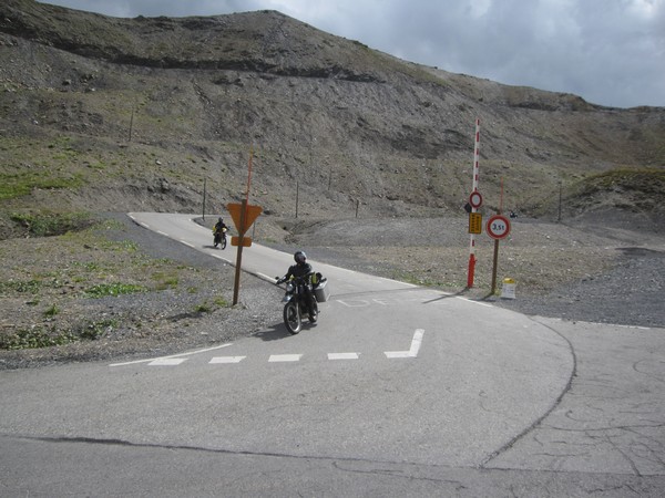 Twee motorrijders, heel kaal landschap