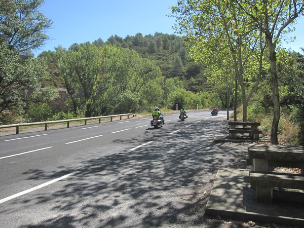 Motorrijders met reflecterende hesjes