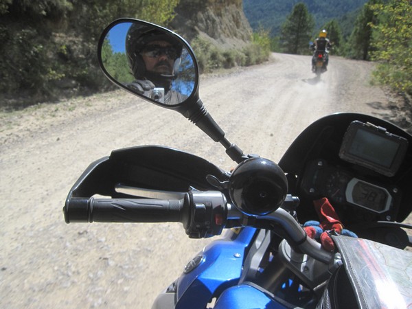 Ernst houdt fototoestel vast op de motor