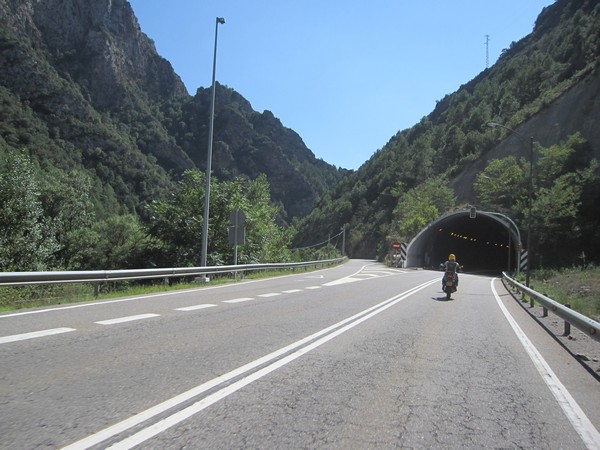 Tenere rijdt tunnel in