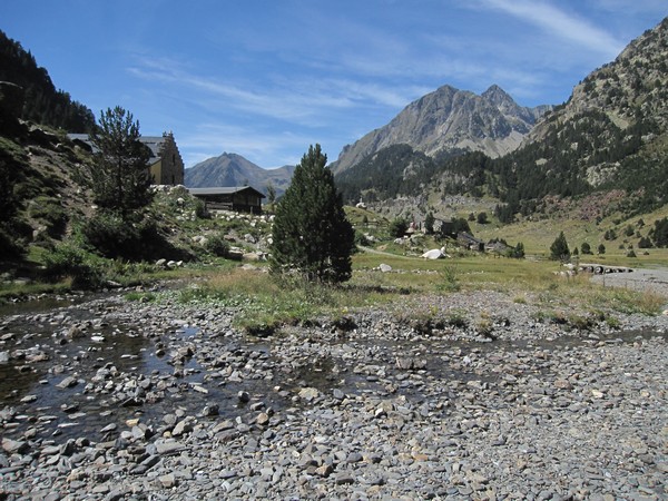 Berglandschap met gebouw