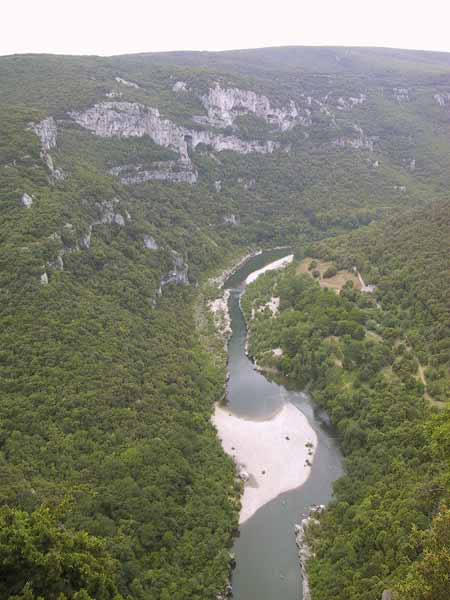 Rivier met groene oevers, van grote hoogte