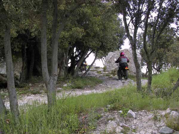 Motorrijder op stenen paadje