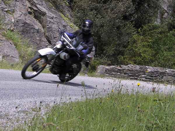 Motorrijder op een XT250 door de bocht