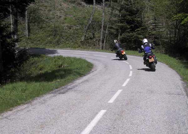 Twee motorrijders door de Bochte