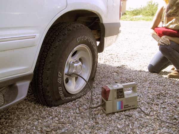 Lekke band en een elektrisch compressortje