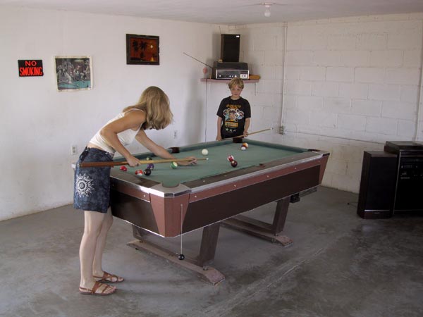 Karin en Pieter bij de pooltafel