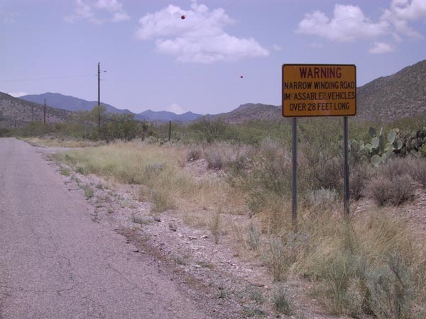 Bordje met Warning, narrow winding road