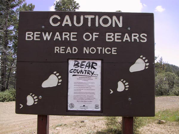houten bord Caution, beware of bears