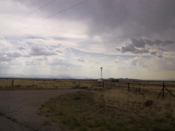 Wolkenlucht boven prairie met windmolen