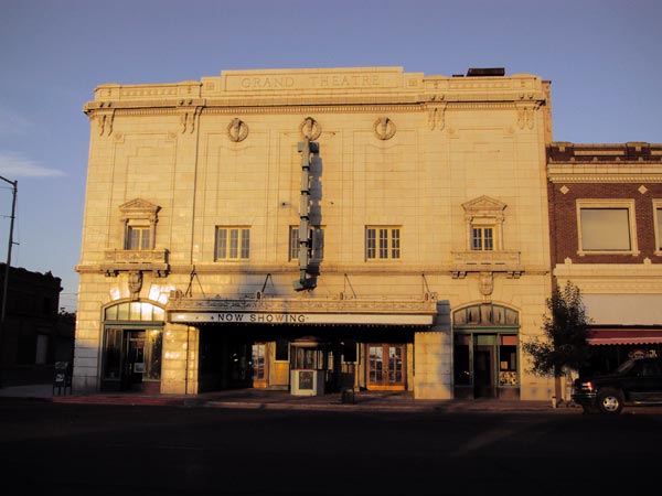 Rechthoekig lichtbruin Grand Theatre met No showing