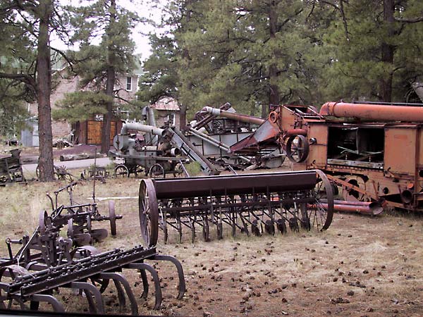 Oude metalen landbouwwerktuigen