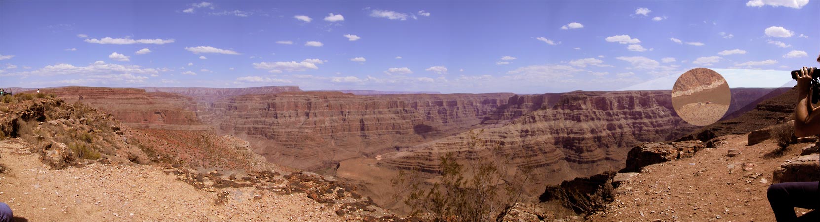 Enorme rode canyon, met pieplklein helikoptertje