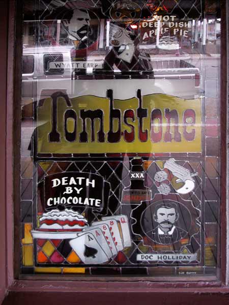 Raam in Tombstone met glas in lood tekst