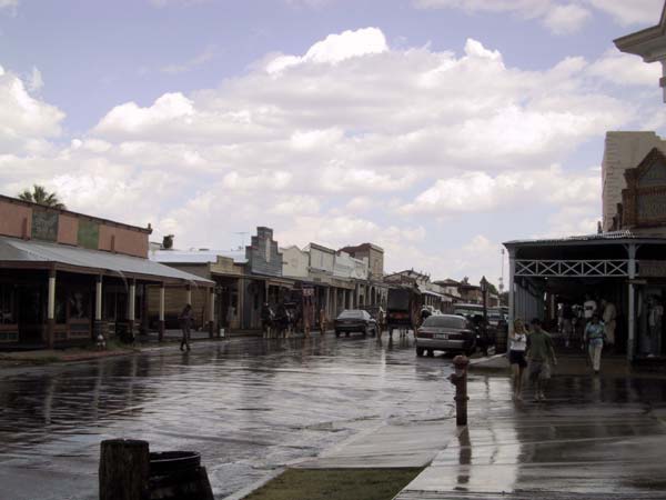 Hele natte straat met Western decor